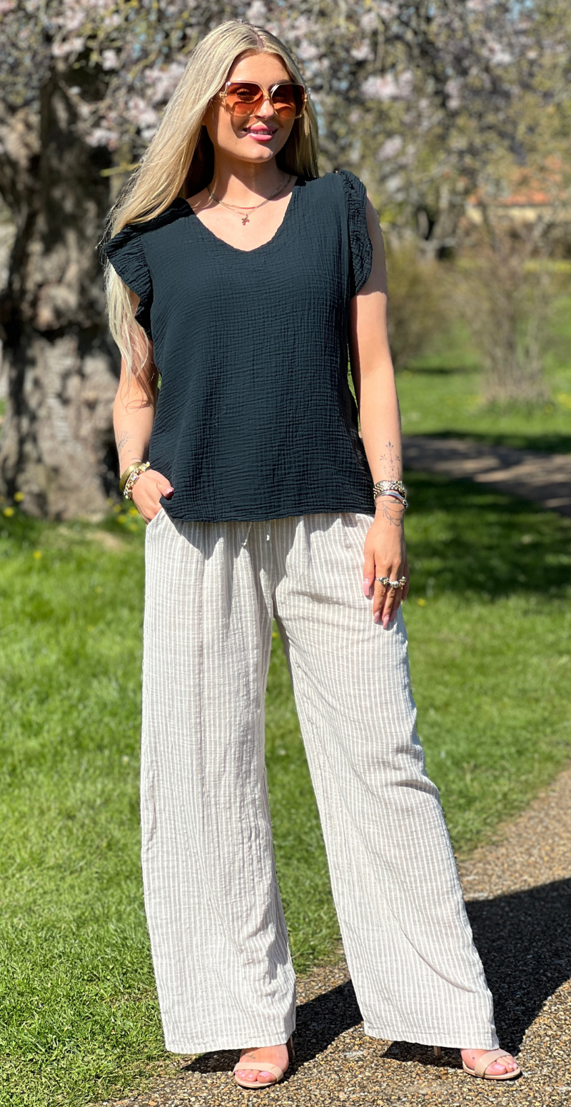 Hollie bluse med v-hals og flæsekant sort LikeLondon
