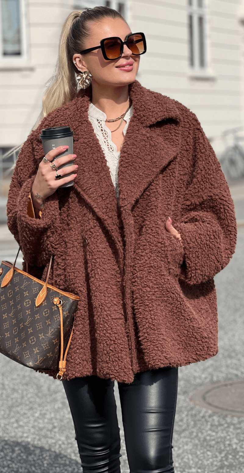 Marcella oversized teddy jakke med lommer brun LikeLondon