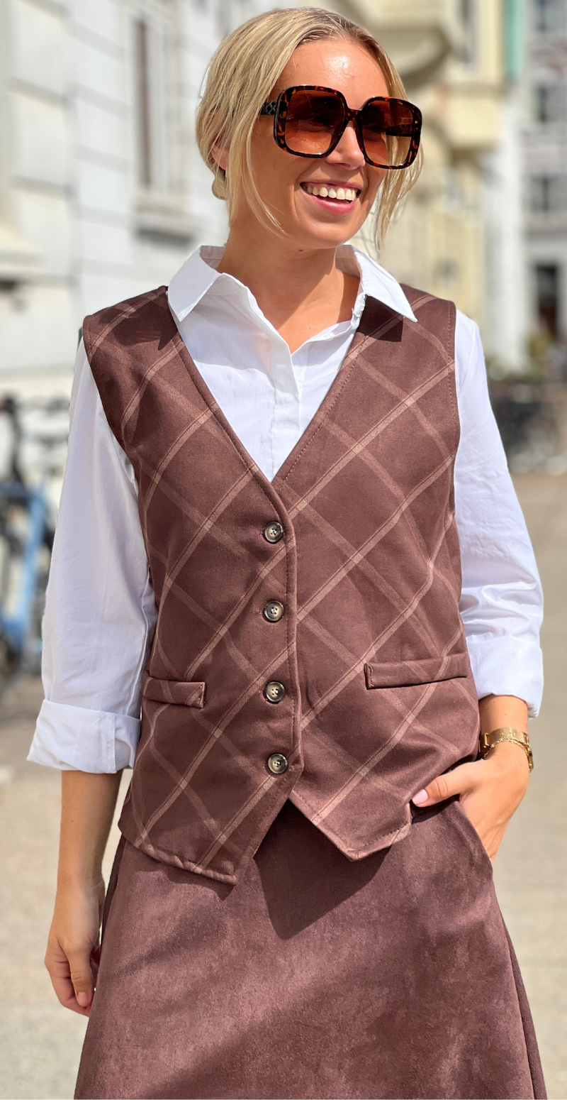 Marley ternet vest knapper fortil og v-hals dark brown LikeLondon