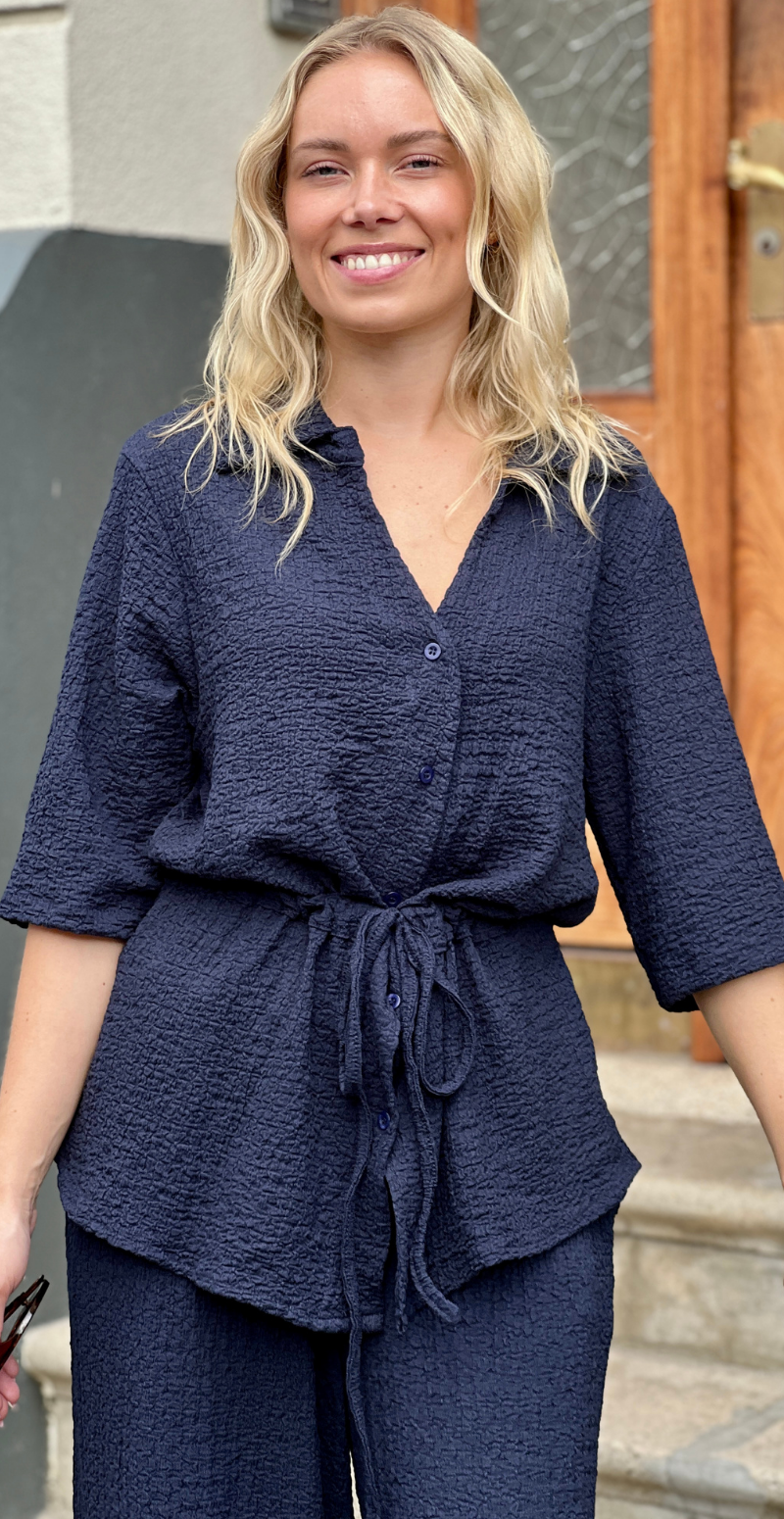 Agnes sæt med bluse i krepp med bindebånd og bukser navy LikeLondon