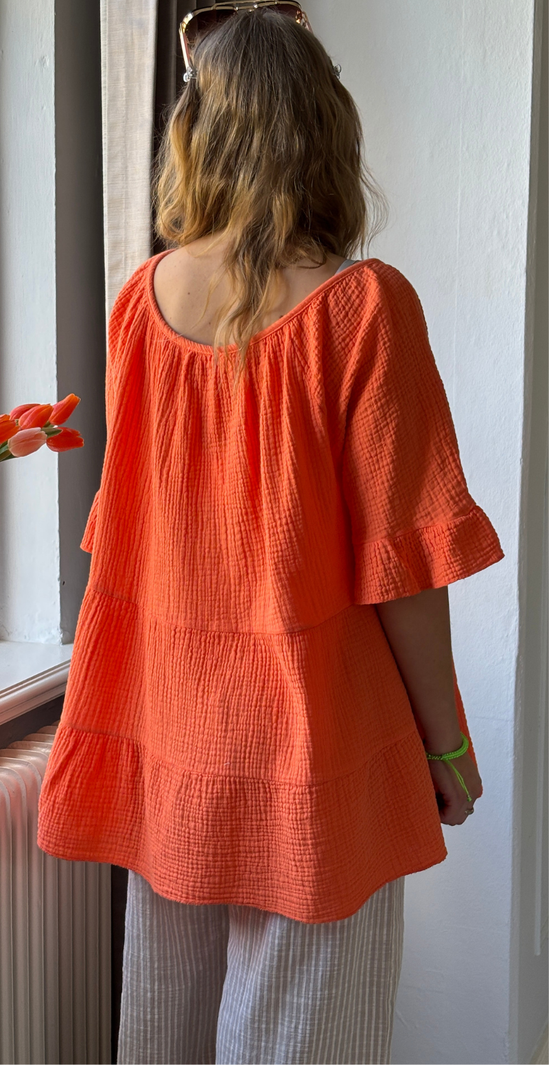 Marilyn bluse med bred halsudskæring og bindebånd orange LikeLondon