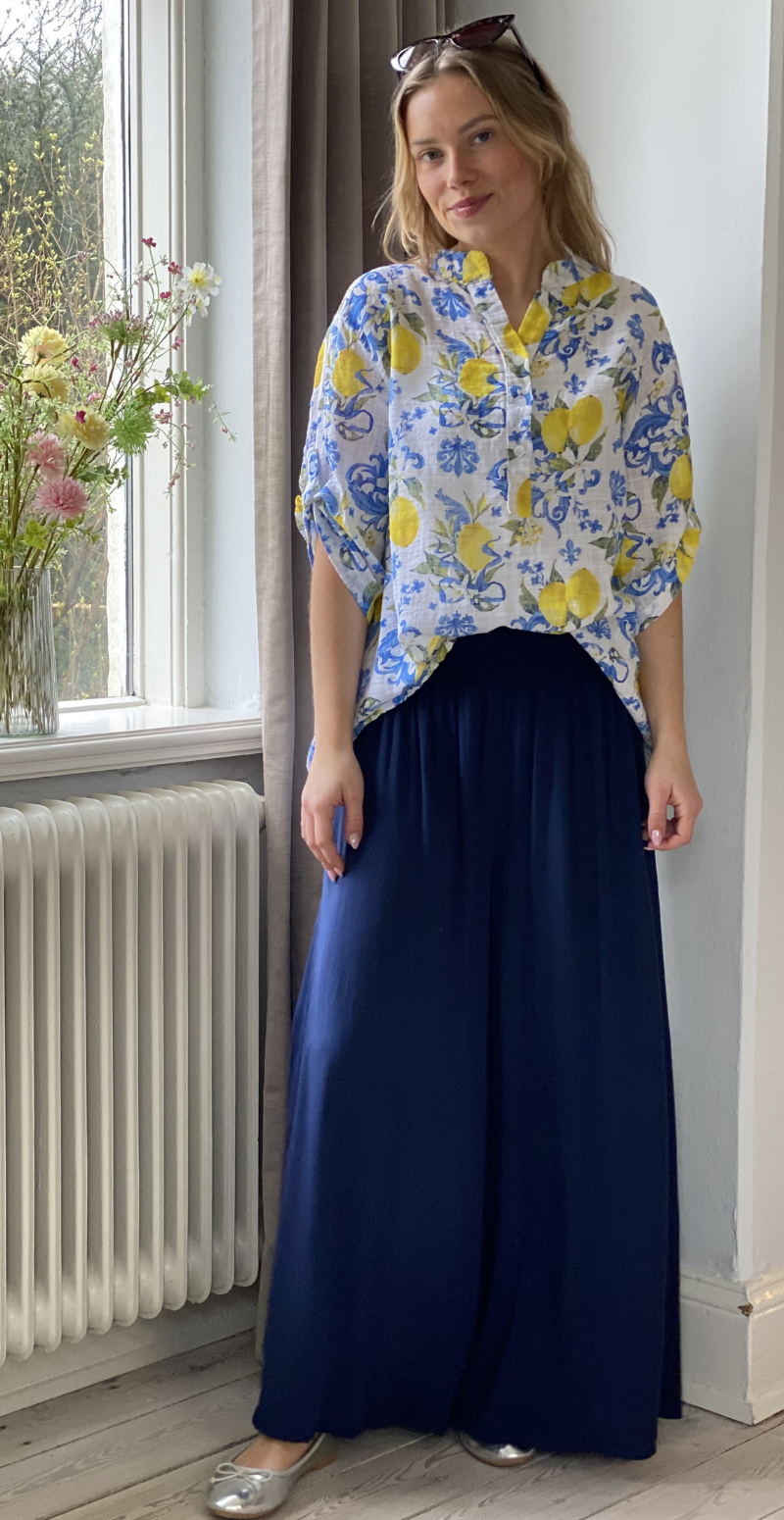 Rosella bluse med stolpelukning, citroner og blomster blå LikeLondon