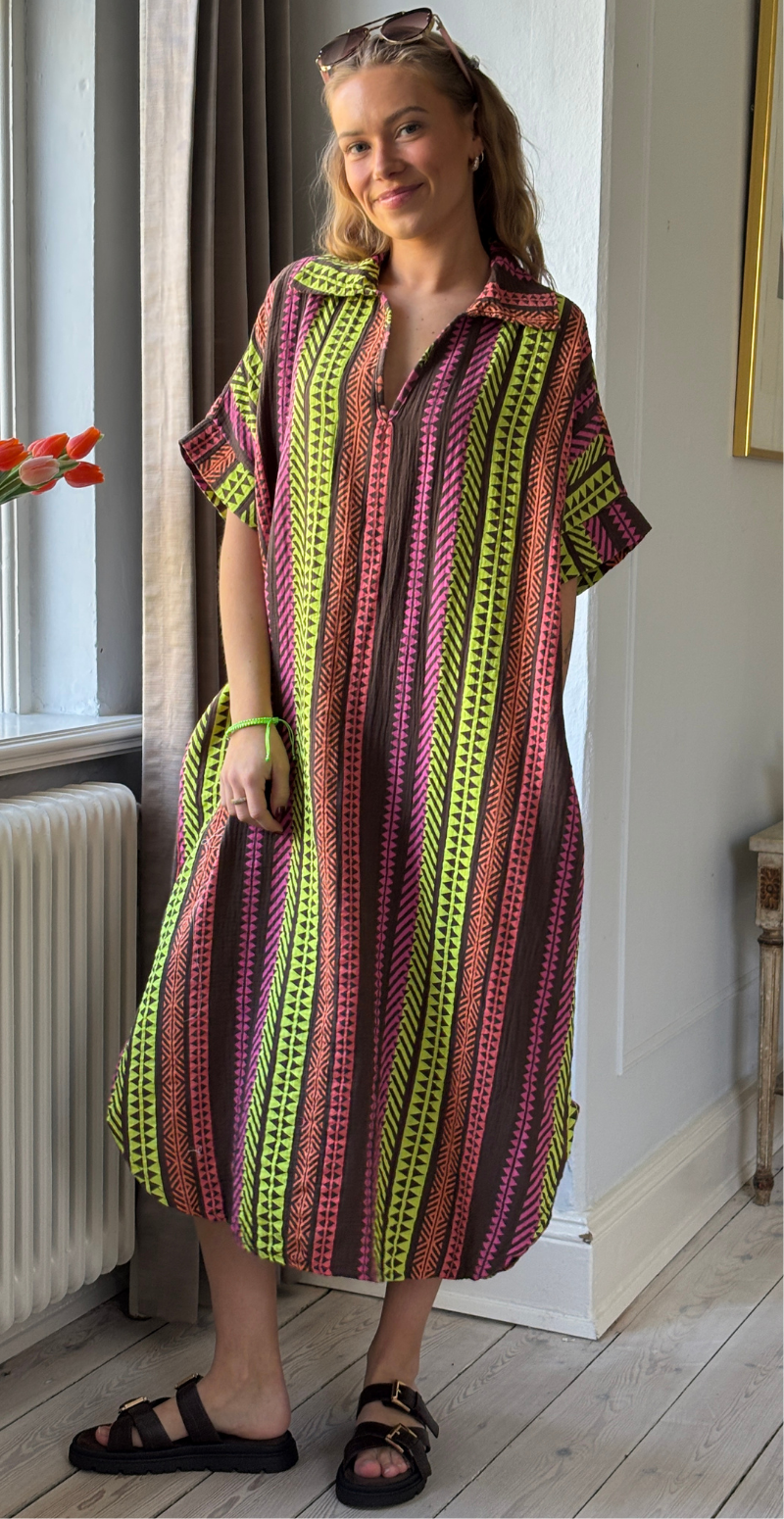 Flora lang kjole i musselin med grafisk mønster marrone LikeLondon