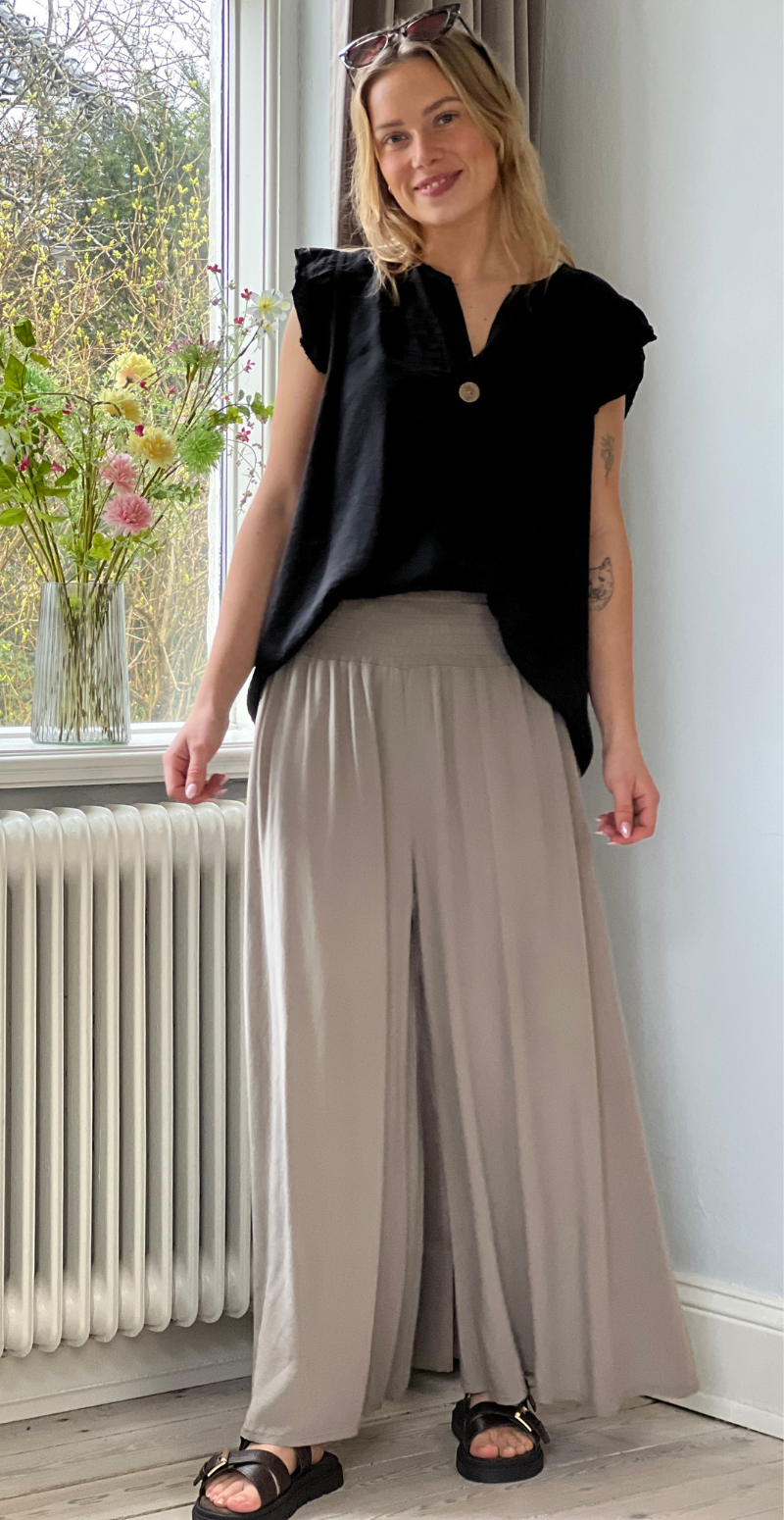 Peggy bukser med brede ben og smock mocca LikeLondon