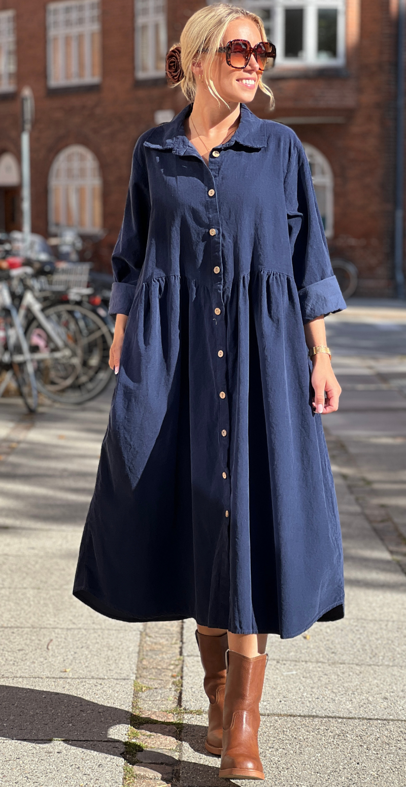 Benedikte fløjlskjole med rynker og knapper navy LikeLondon