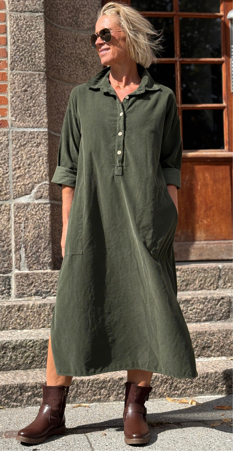 Maja fløjlskjole med stolpelukning og store lommer militare LikeLondon