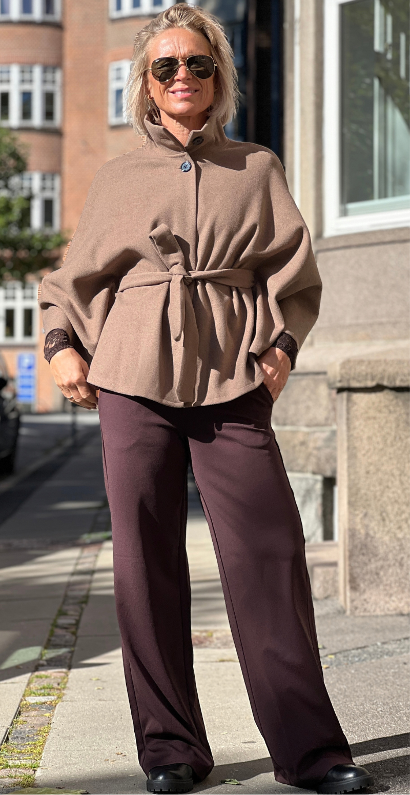 Antonella poncho med bindebånd camel LikeLondon