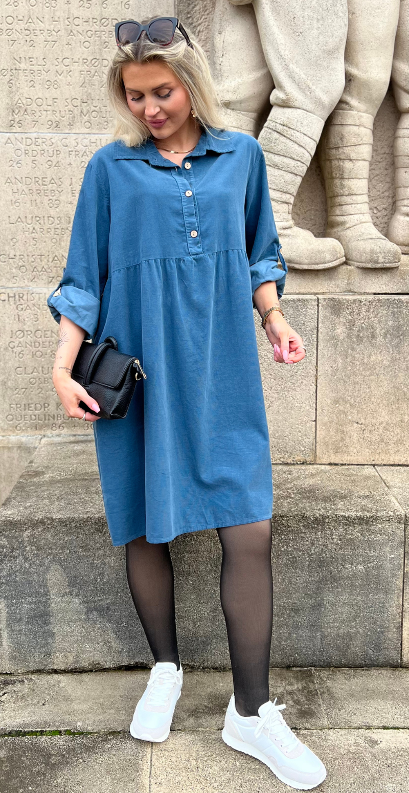 Elvira fløjlskjole med knap-detaljer jeans LikeLondon