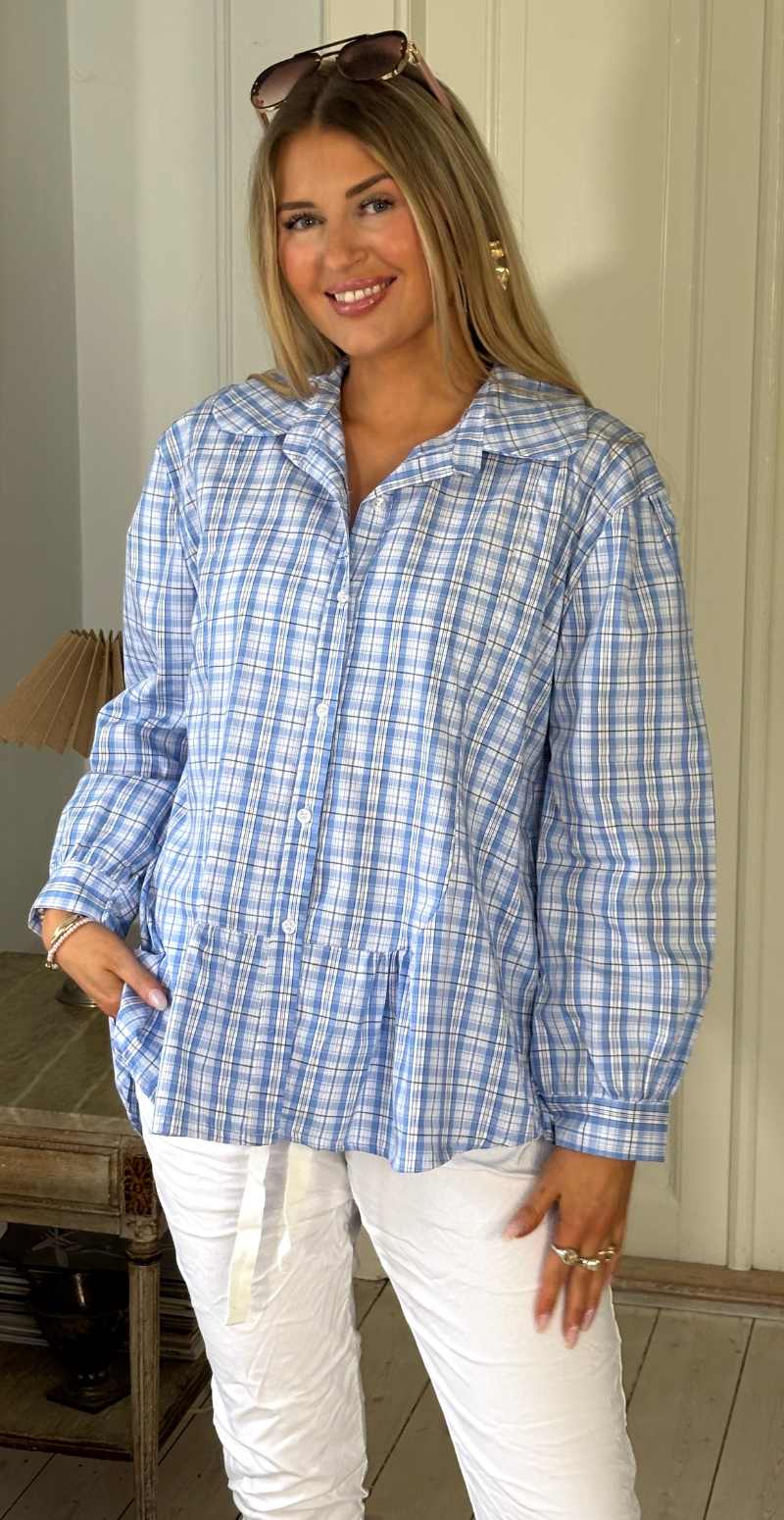 Sadie skjortebluse med tern og rynke detalje foran celeste LikeLondon