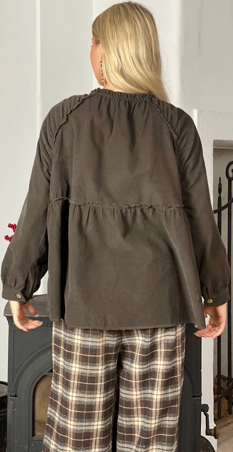 Rosina fløjlsbluse bluse med flæsedetalje brun LikeLondon