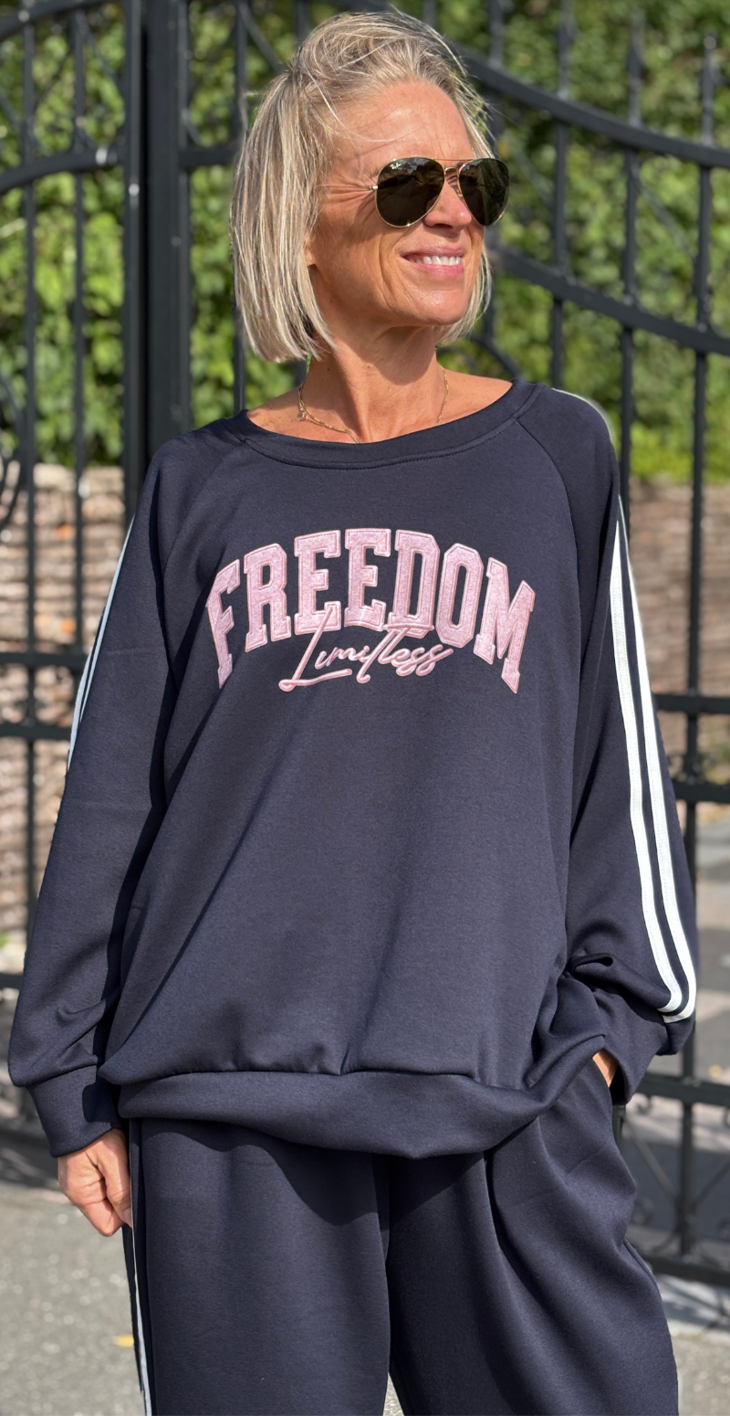 Noella sæt bluse og bukser med striber i siden og "freedom" navy LikeLondon