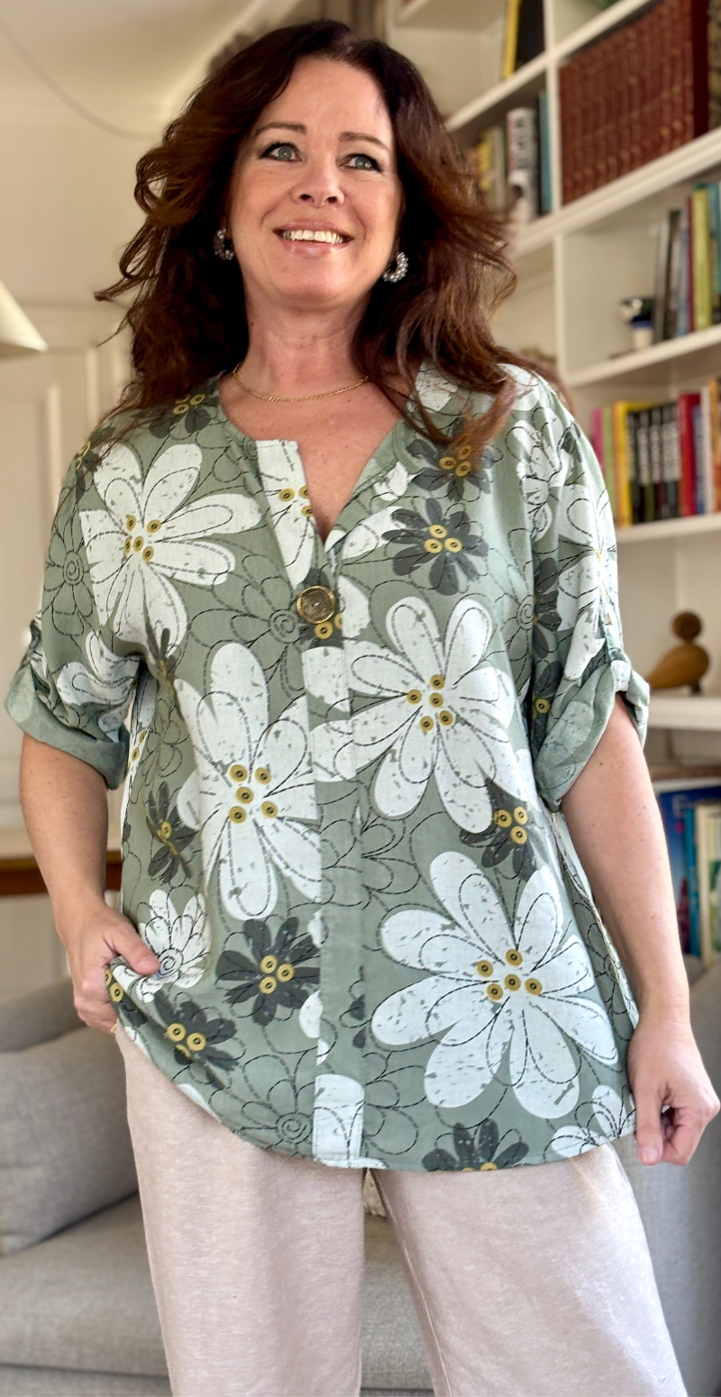 Laia bluse med blomsterprint og bronzeknap khaki LikeLondon