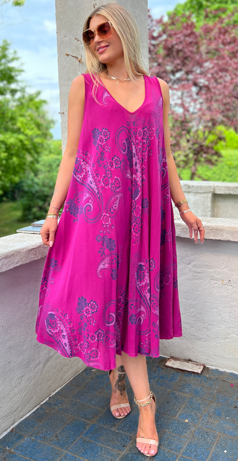 Safina vidde kjole uden ærmer med paisleyprint magentha LikeLondon