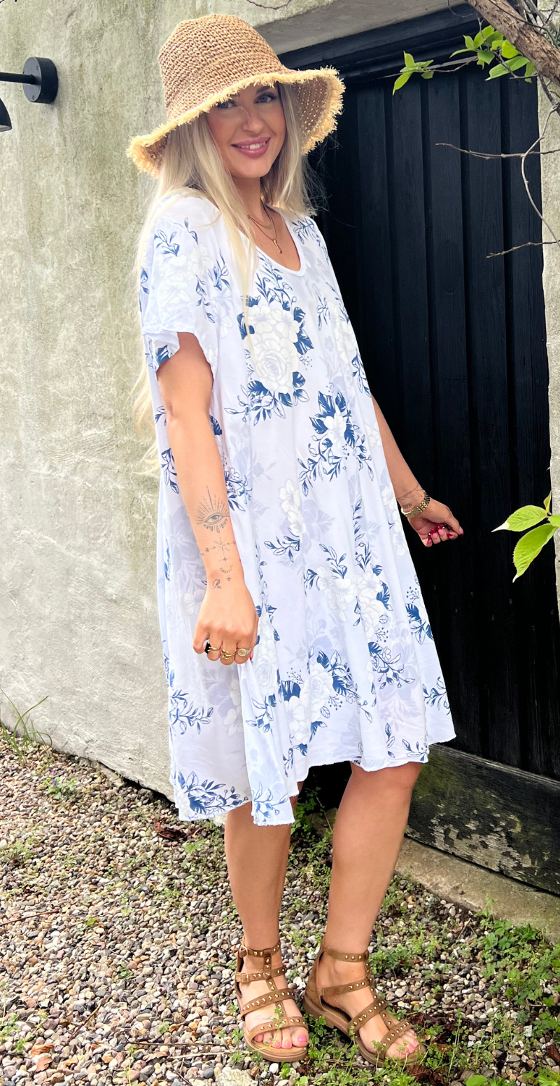 Maureen kjole med vidde og blomsterprint hvid LikeLondon