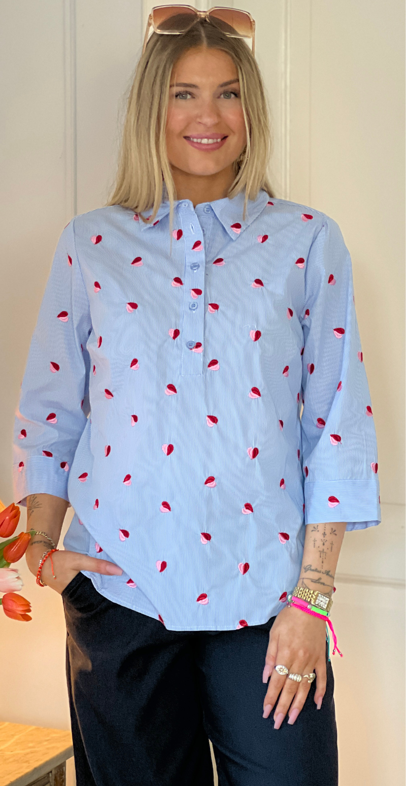 Rosan bluse med små hjerter blue bell Freequent