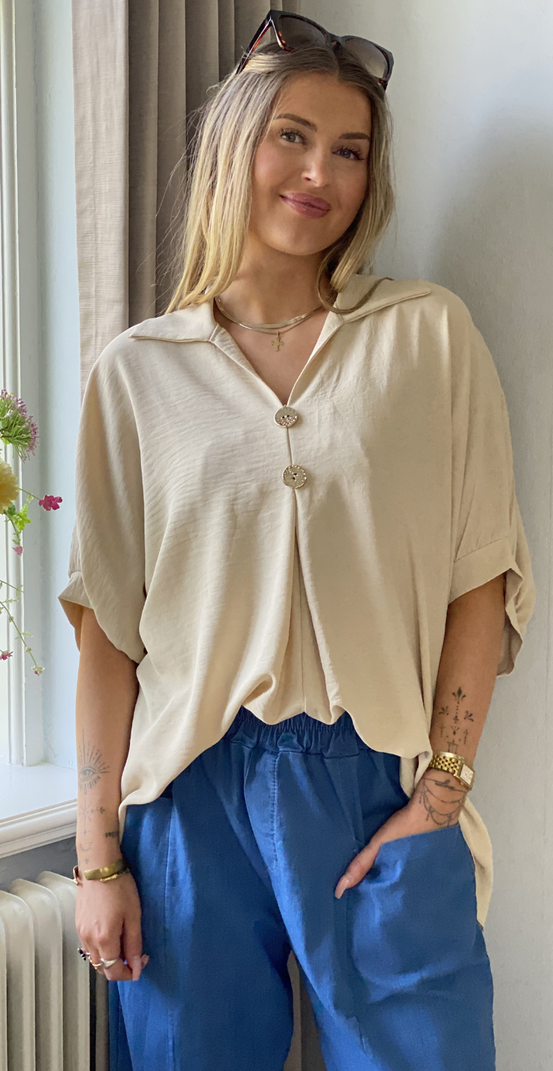 Lizzy bluse med krave og guldknapper beige LikeLondon