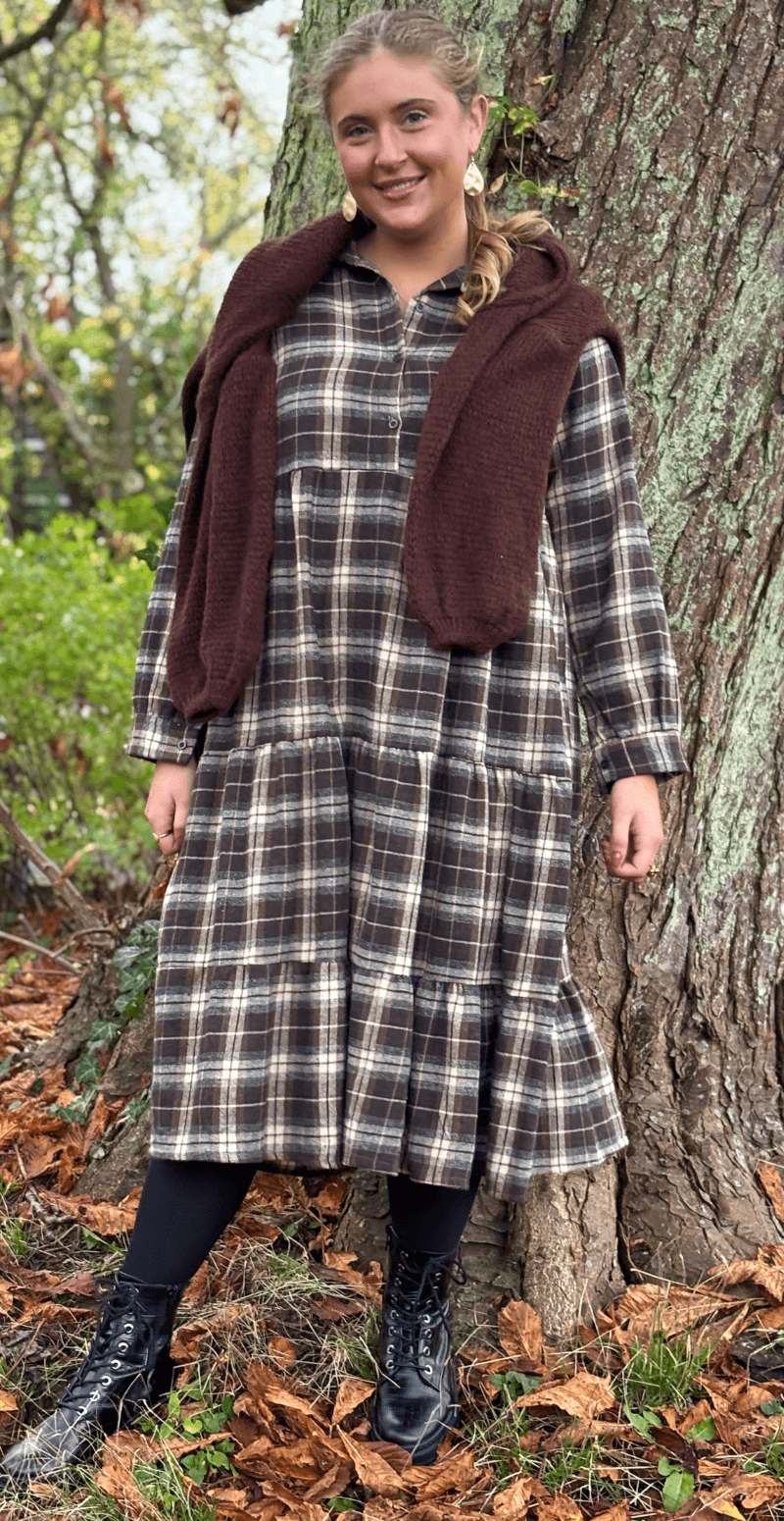 Naya ternet kjole med peplum effekt brun LikeLondon