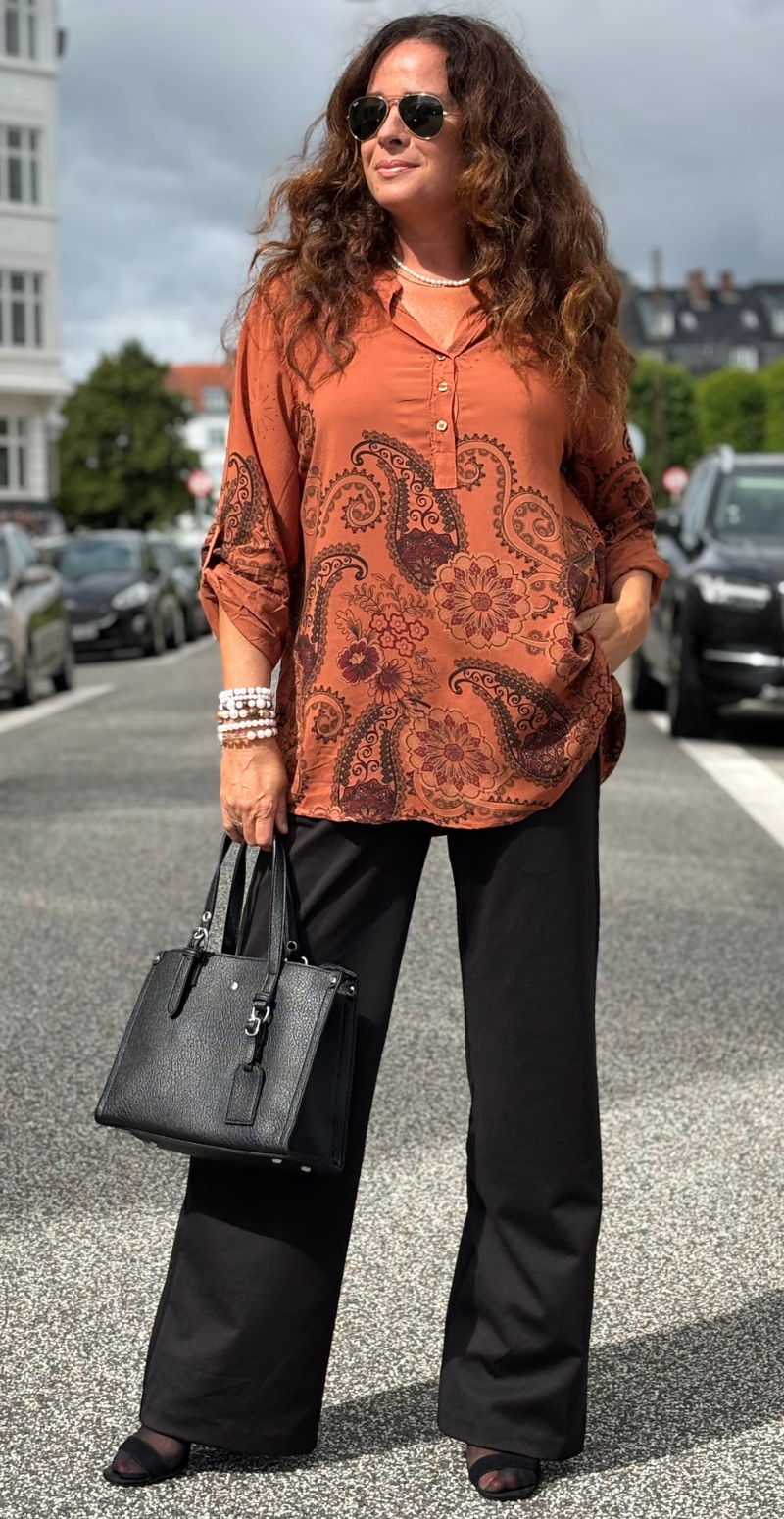 Palma bluse med paisleyprint rust LikeLondon