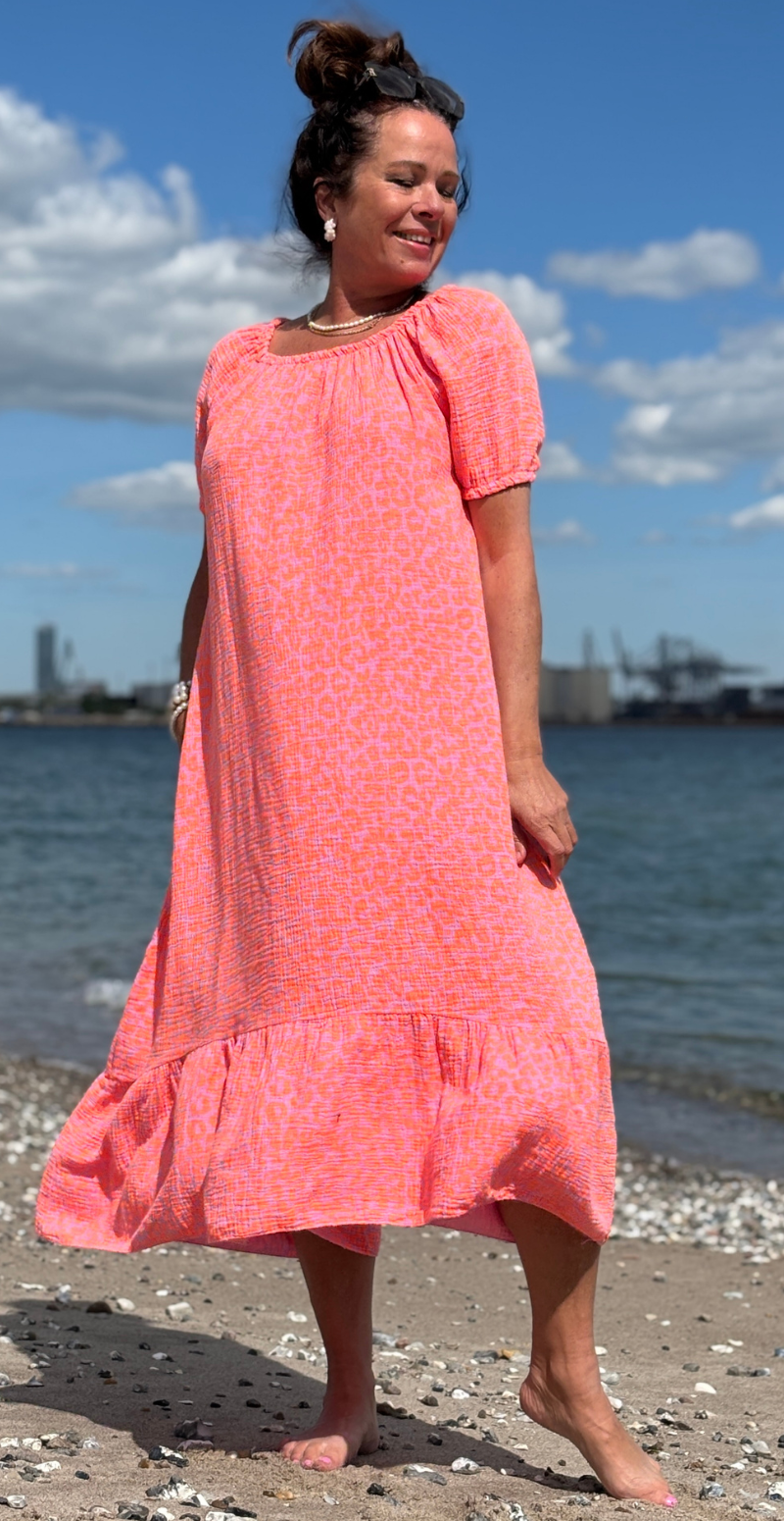 Karis lang kjole med peplum og leoprint orange LikeLondon