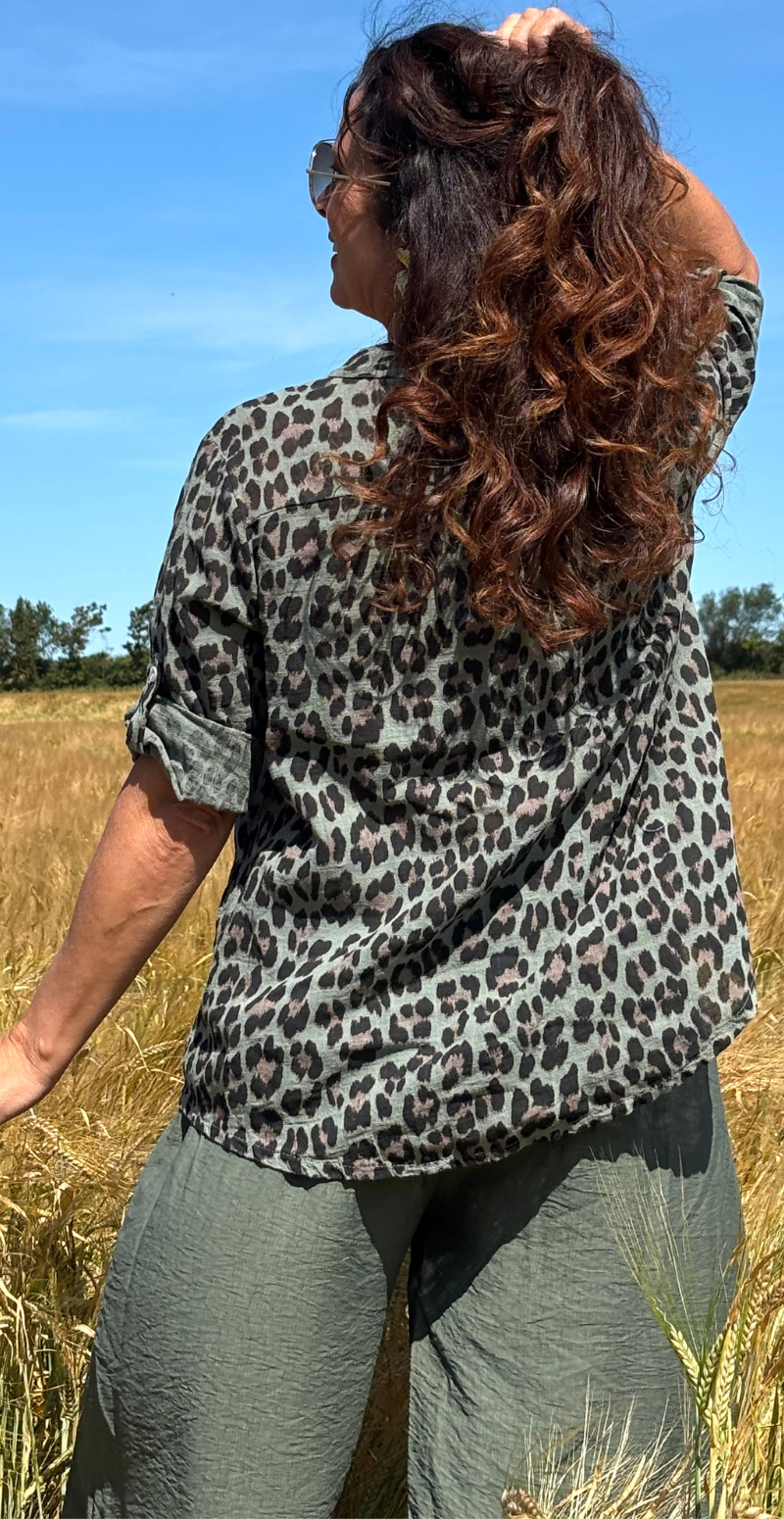 Amira bluse med lille brystlomme og leopardmønster khaki LikeLondon
