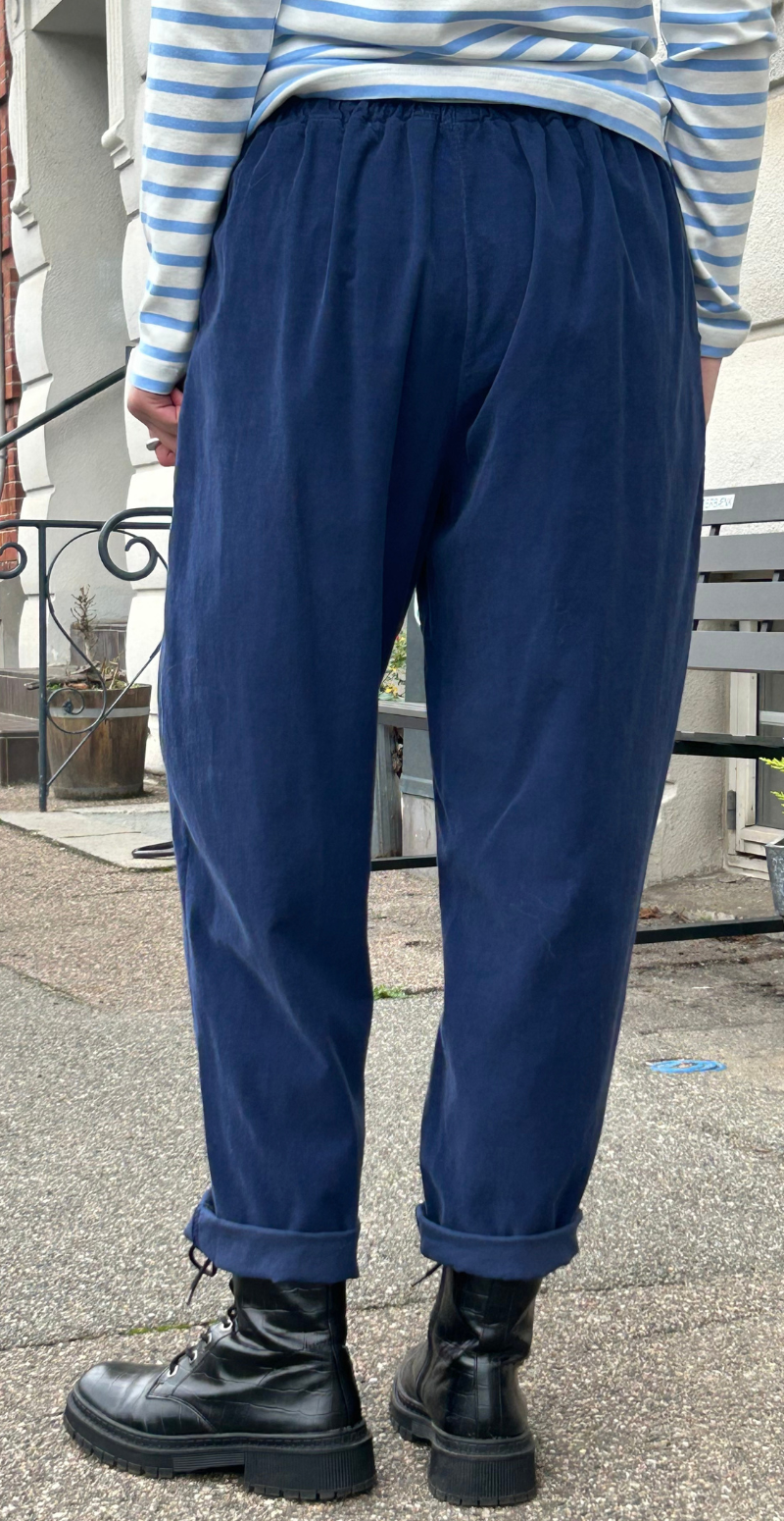 Erin fløjlsbukser med lommer og elastik i taljen navy LikeLondon