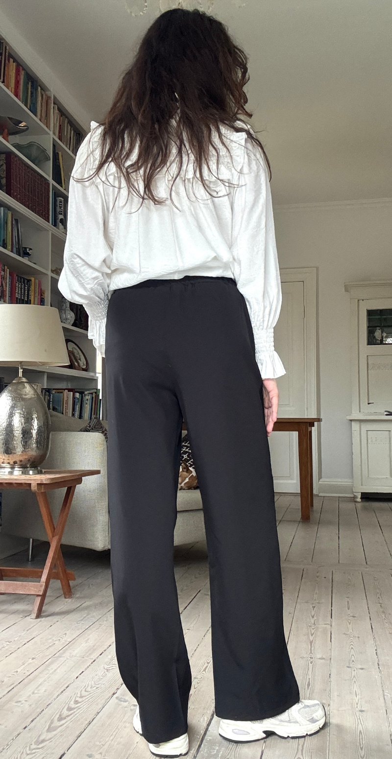 Iris habitbukser med elastik sort LikeLondon