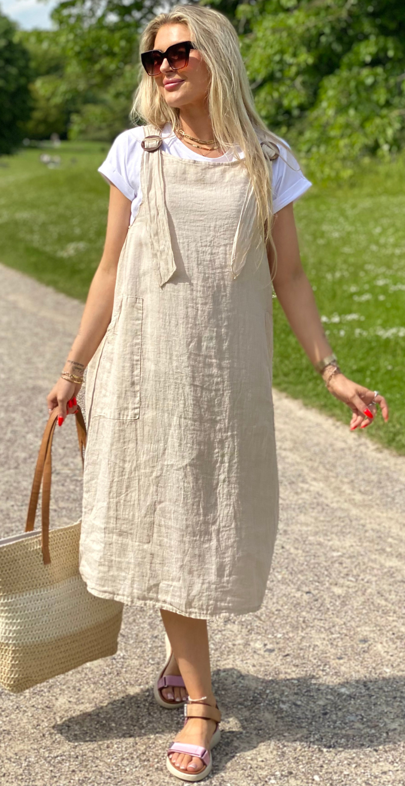 Hilda spencer kjole i hør med træknapper og lommer beige LikeLondon