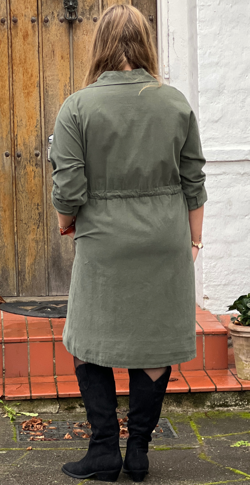 Silvia fløjlskjole med snøre i taljen military LikeLondon