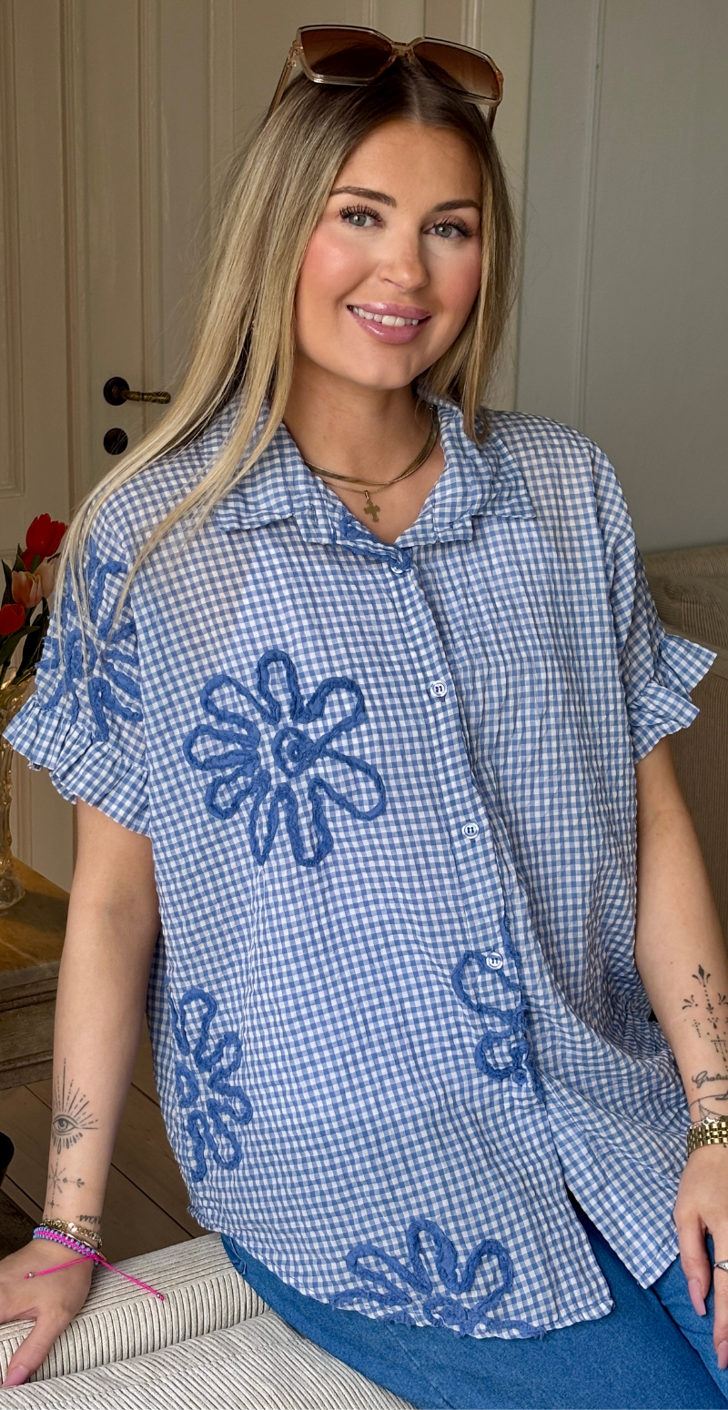 Isla skjorte med tern og kort flæseærme denimblå LikeLondon