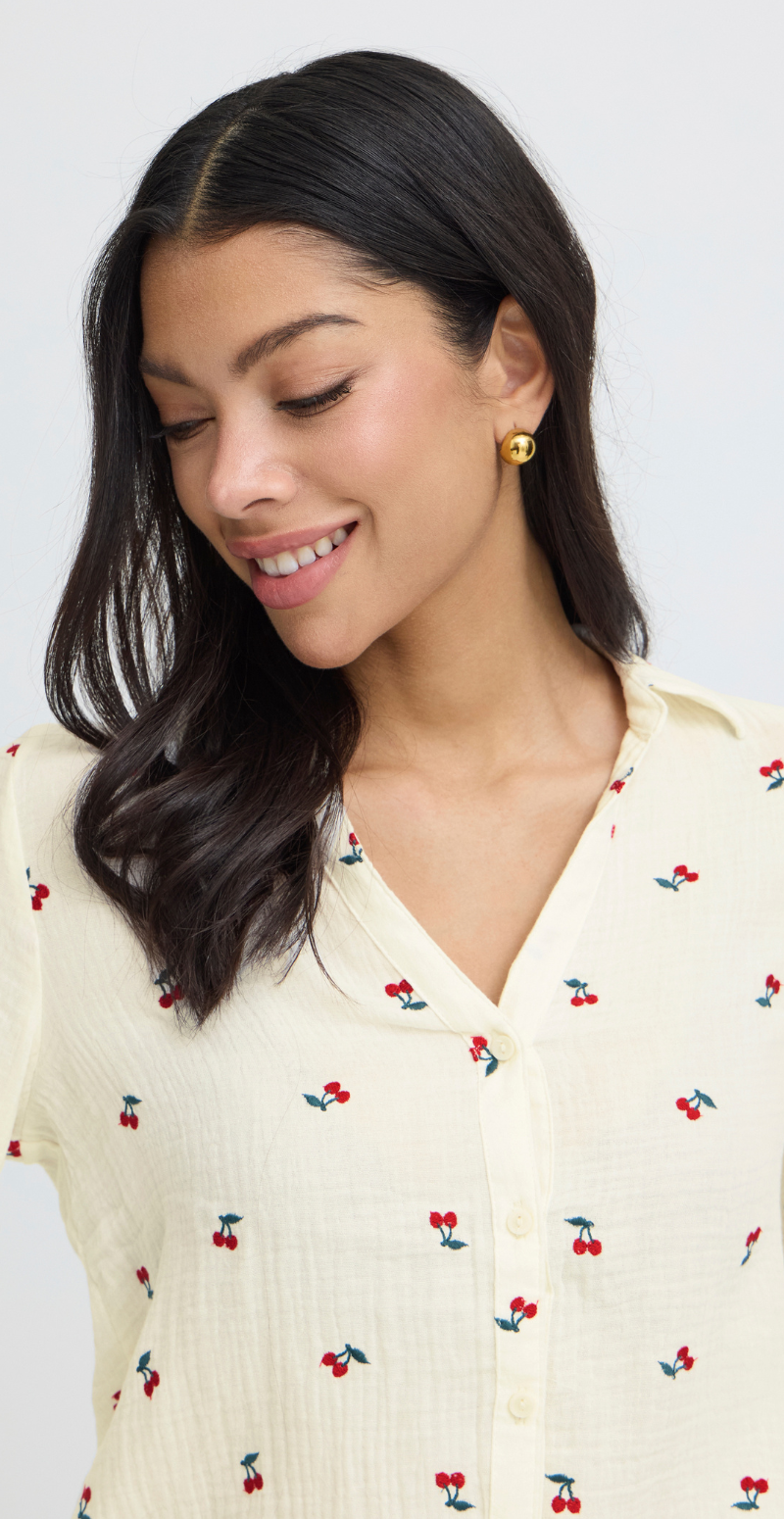 Iberlin musselin bluse med kirsebær cerise marshmallow B.young