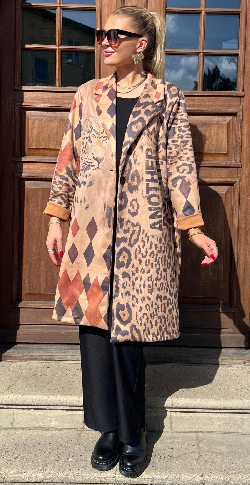 Katie jakke med leopard og harlekin mønster camel LikeLondon