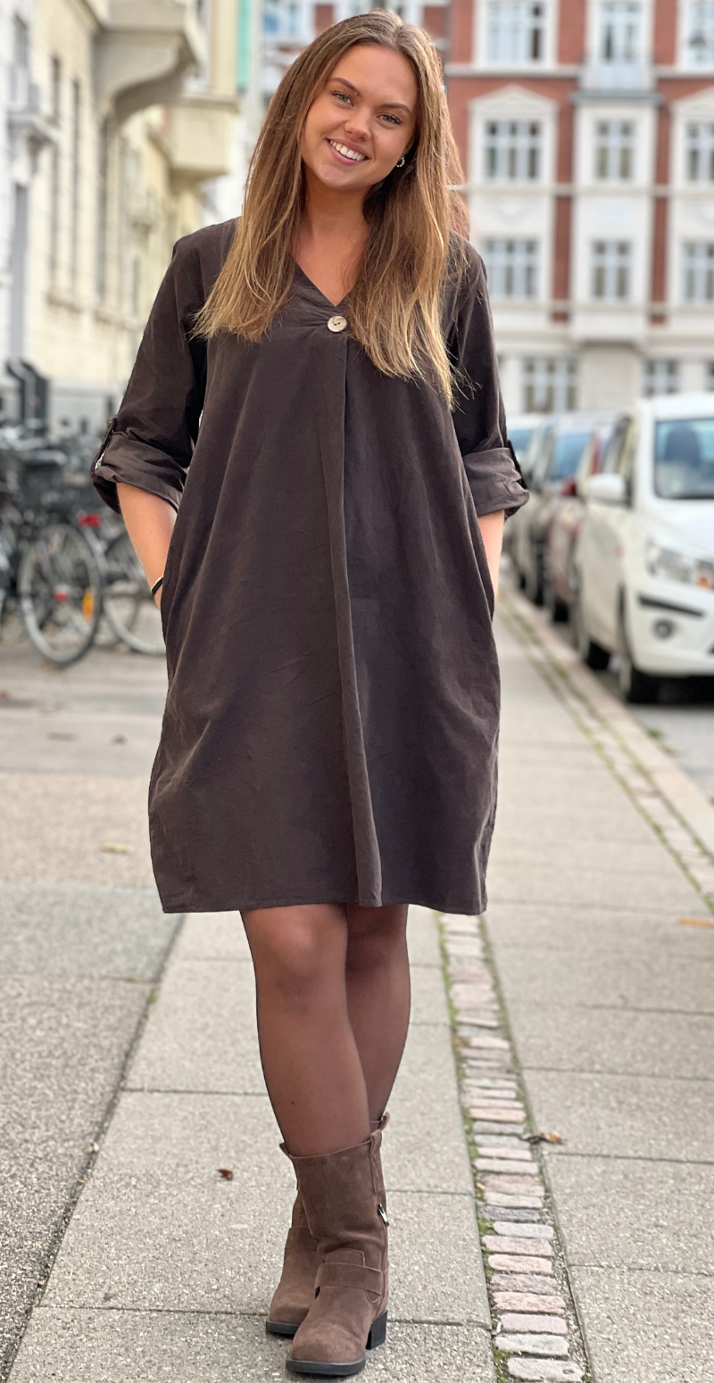 Heba fløjlskjole med v-hals og knap brun LikeLondon