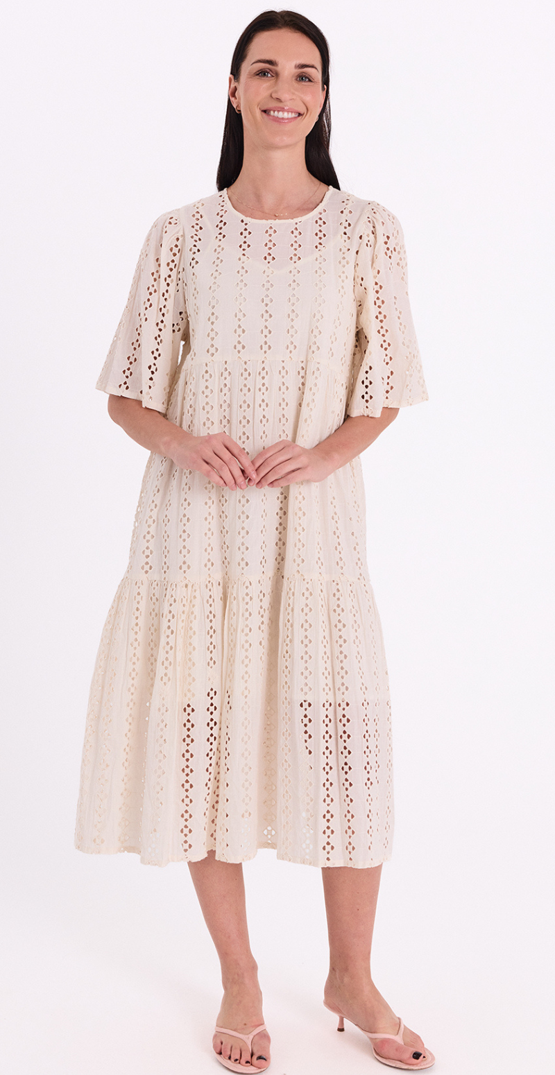 Londa kjole med broderi anglaise moonbeam Freequent