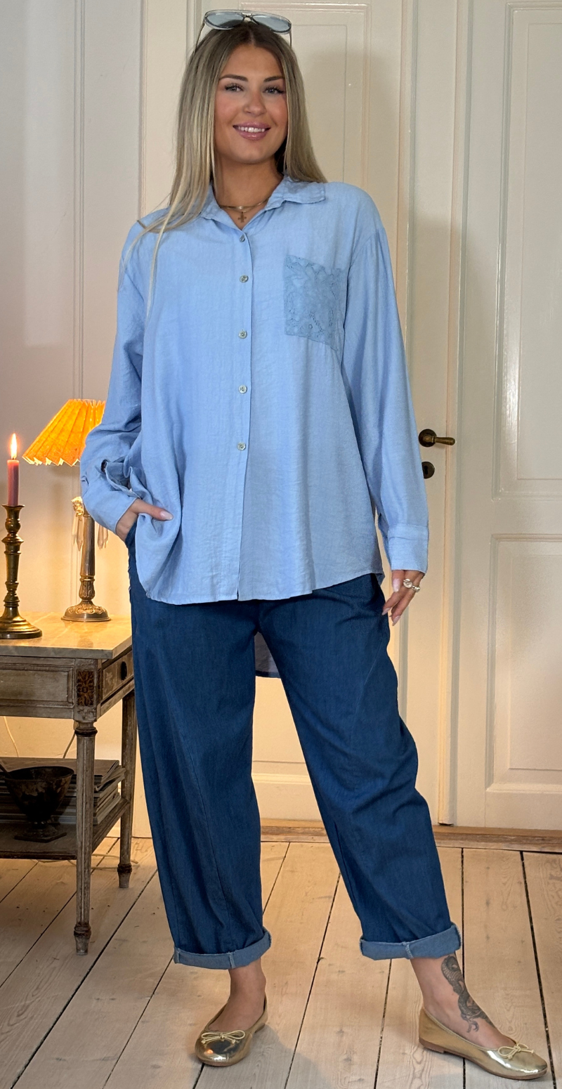 Simma skjorte med blondeærmer og lomme sky LikeLondon