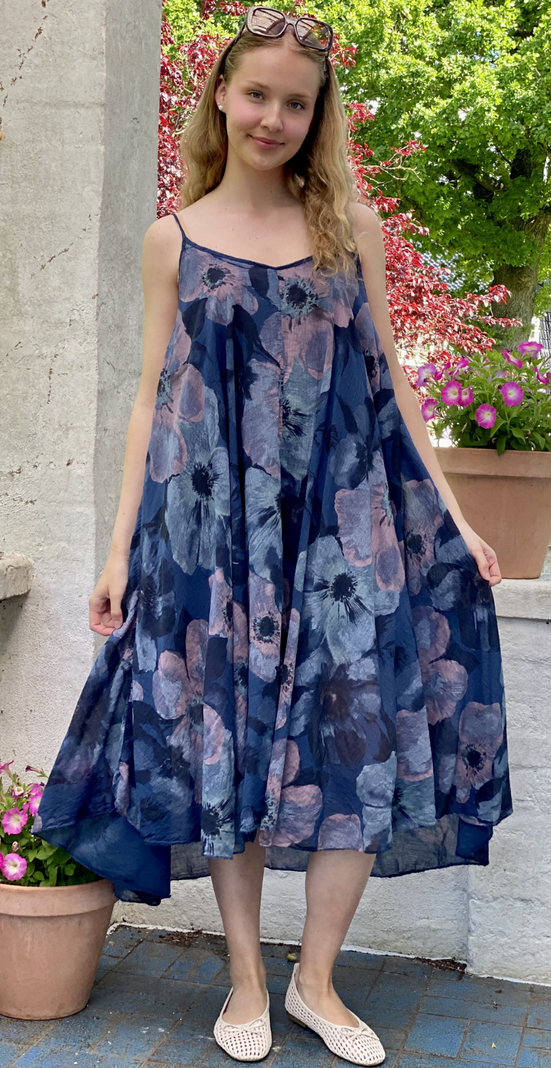 Ophelia kjole med blomsterprint og tynde stropper med tilhørende bluse navy LikeLondon