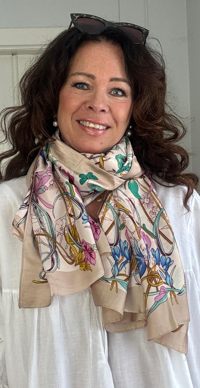 Silketørklæde med blomster og små sommerfugle rosa/sand LikeLondon