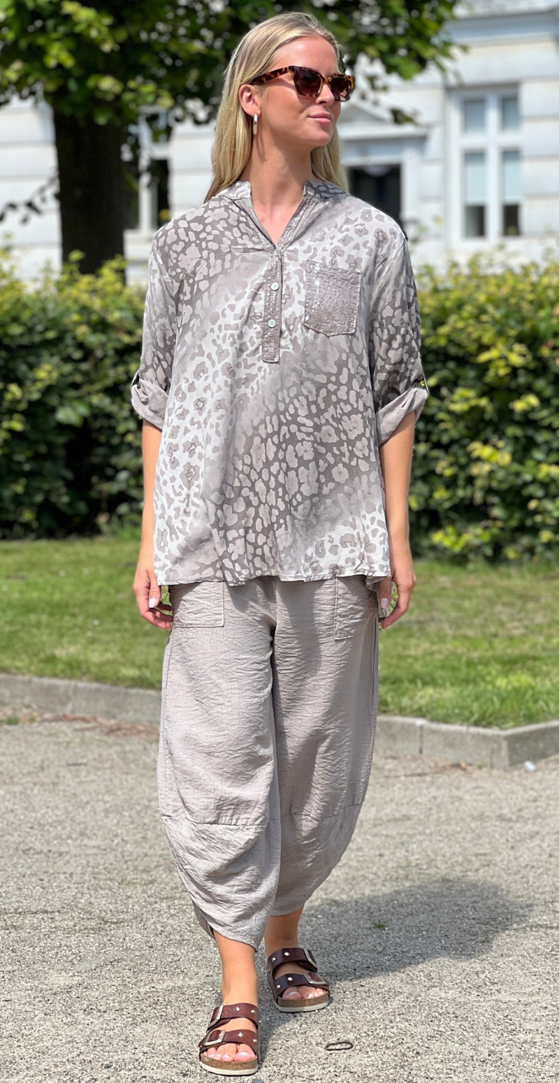 Karla bluse med leopardprint og pailletdetaljer fango LikeLondon