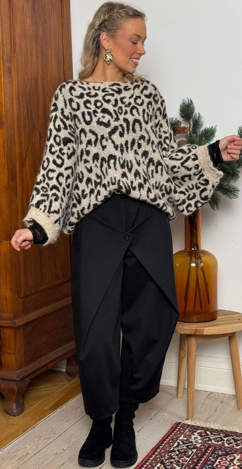 Sandra uldstrik med flagermusærmer og leopard mønster sort LikeLondon