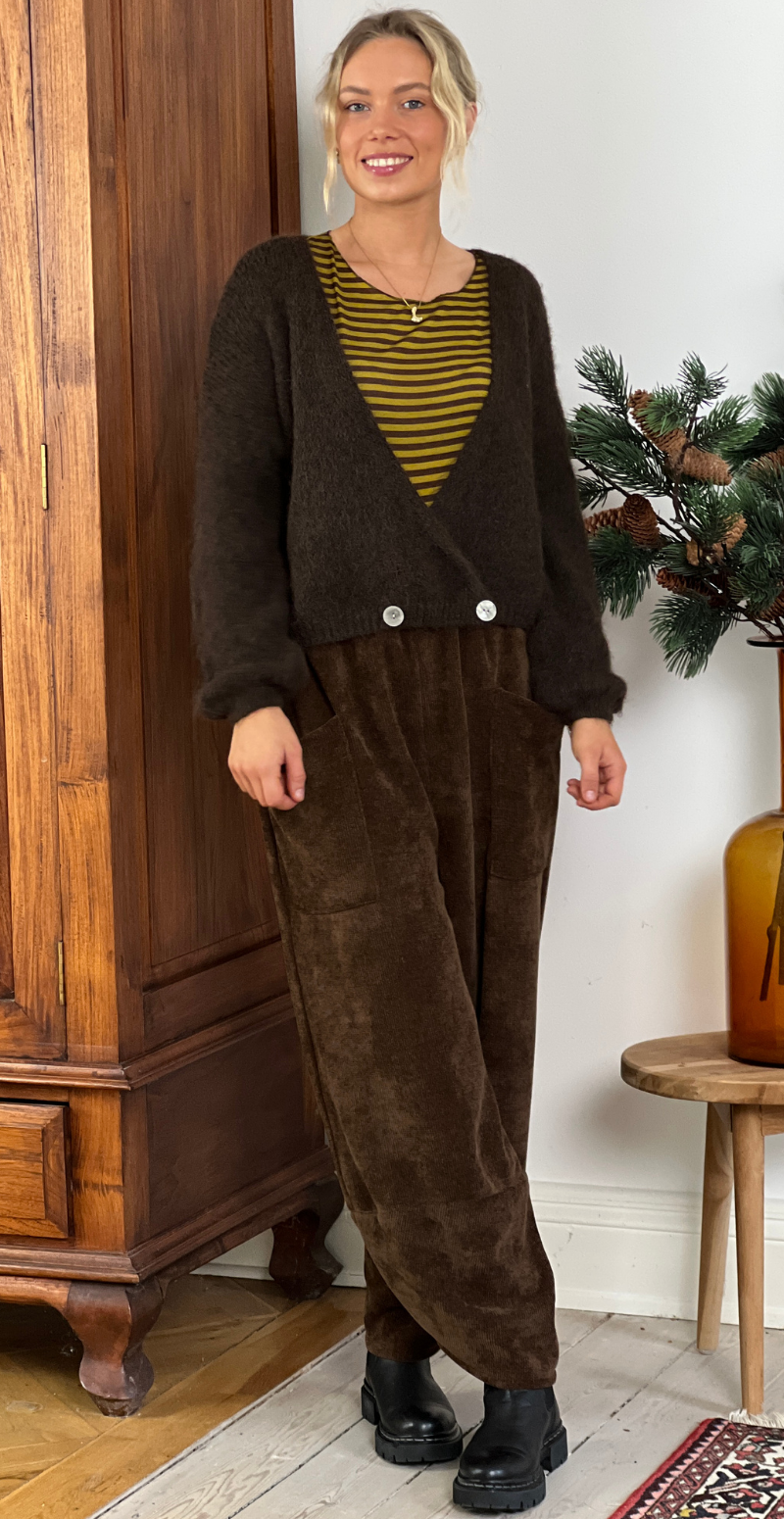 Kitty strikcardigan med wrapeffekt og knapper brun LikeLondon
