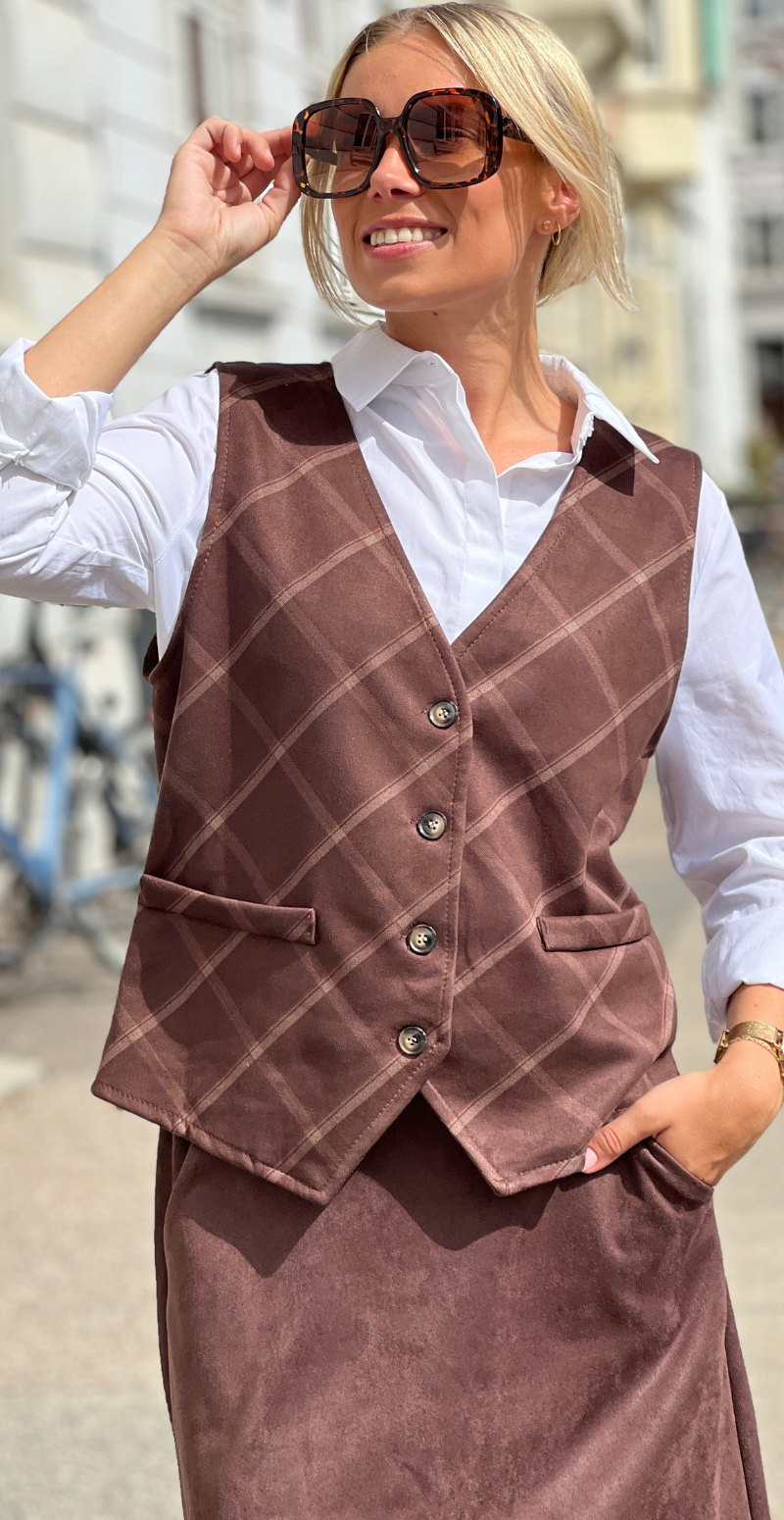 Marley ternet vest knapper fortil og v-hals dark brown LikeLondon