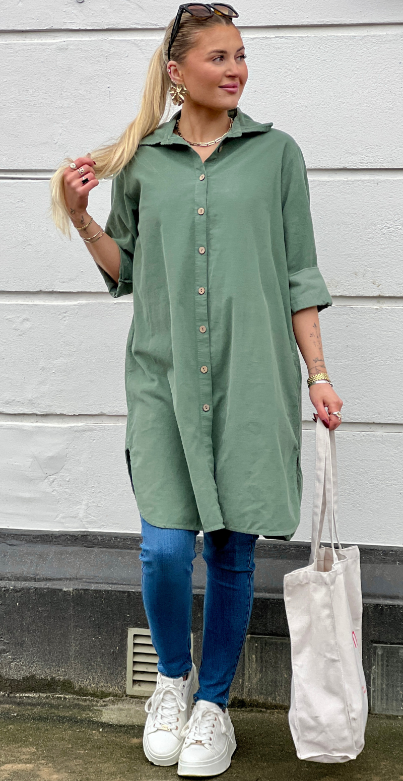 Forudbestil uge 6 Danica fløjls kjole-tunika med knapstolpe light militare LikeLondon