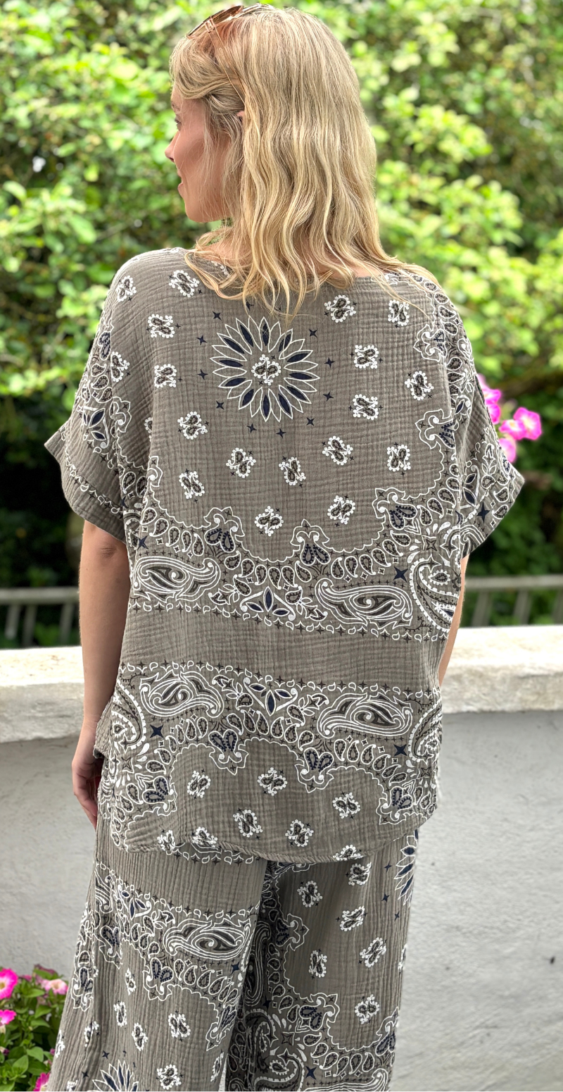 Bree sæt med bukser og bluse i musselin med paisley print fango LikeLondon