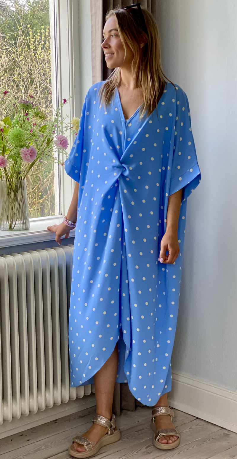 Annie kjole med knudedetalje og polkaprikker blå LikeLondon