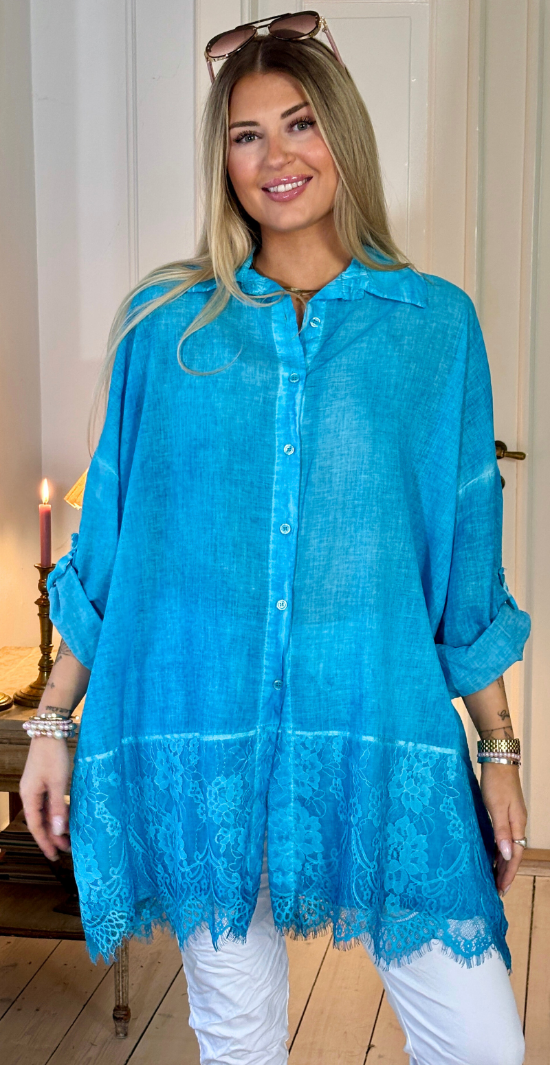 Qizi skjortetunika med bred blondekant turkis LikeLondon