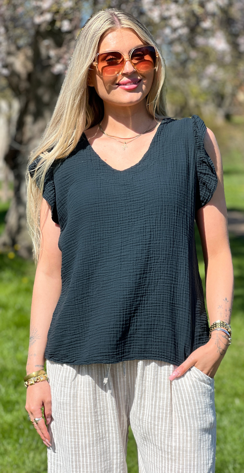 Hollie bluse med v-hals og flæsekant sort LikeLondon