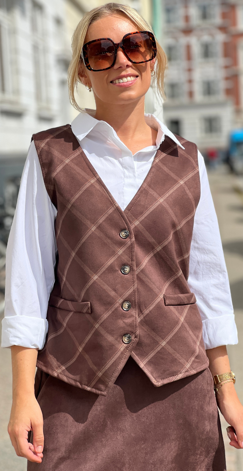 Marley ternet vest knapper fortil og v-hals dark brown LikeLondon