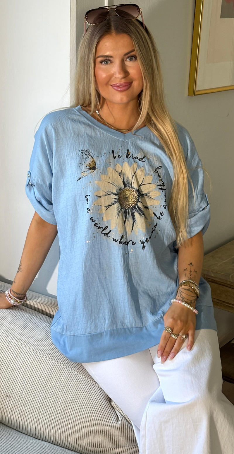 Isola bluse med korte ærmer og marguerit blomst blå LikeLondon