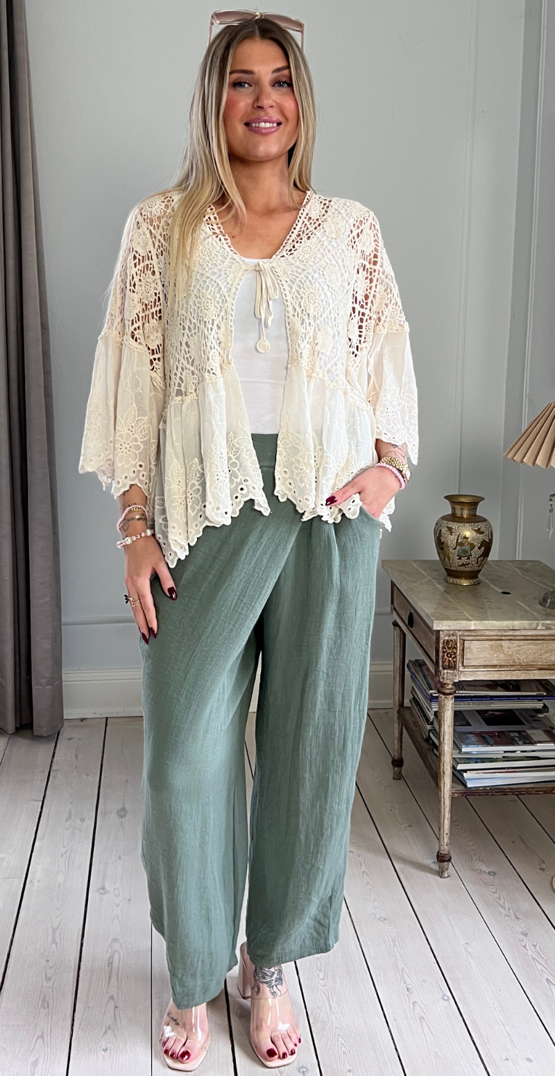 Carma hæklet bluse med blonder og bindelukning beige LikeLondon