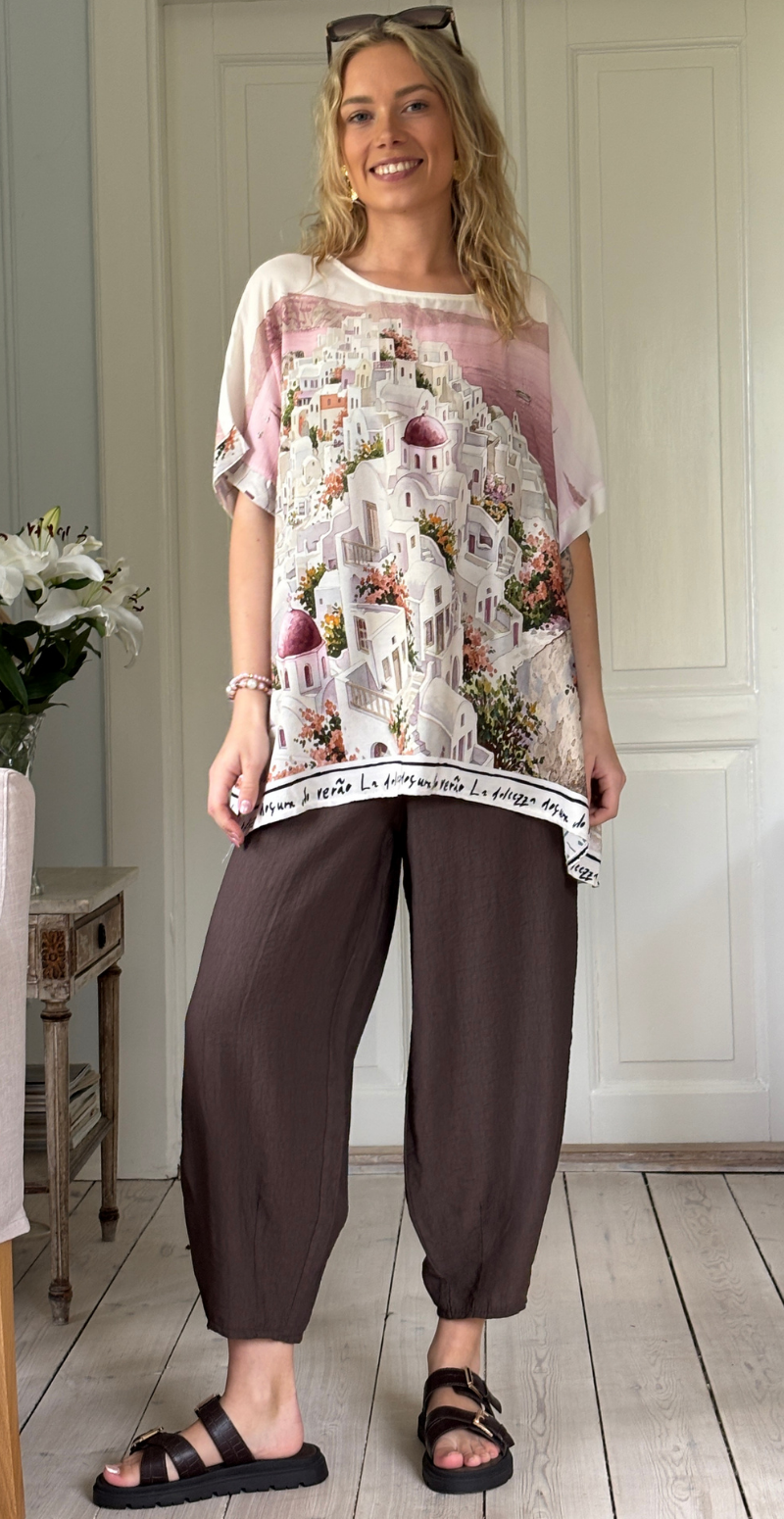 Brianna bluse med kort ærme og print af huse pink LikeLondon