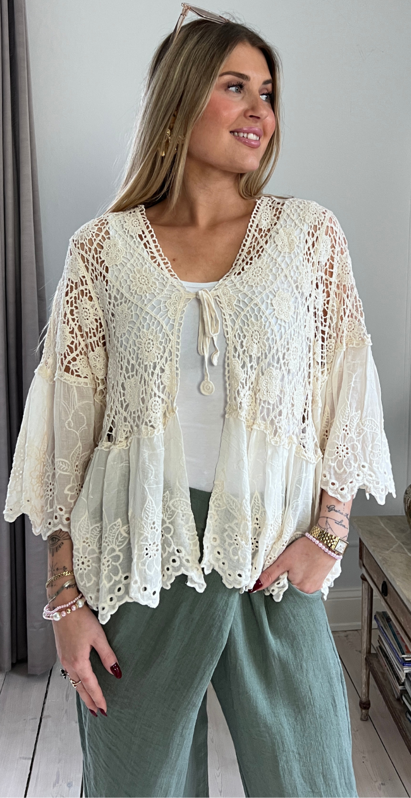 Carma hæklet bluse med blonder og bindelukning beige LikeLondon